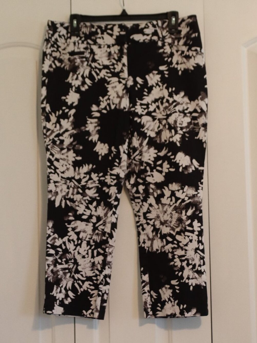 7th Avenue Suiting Collection Black and White Floral Print Cropped Pant Size 10